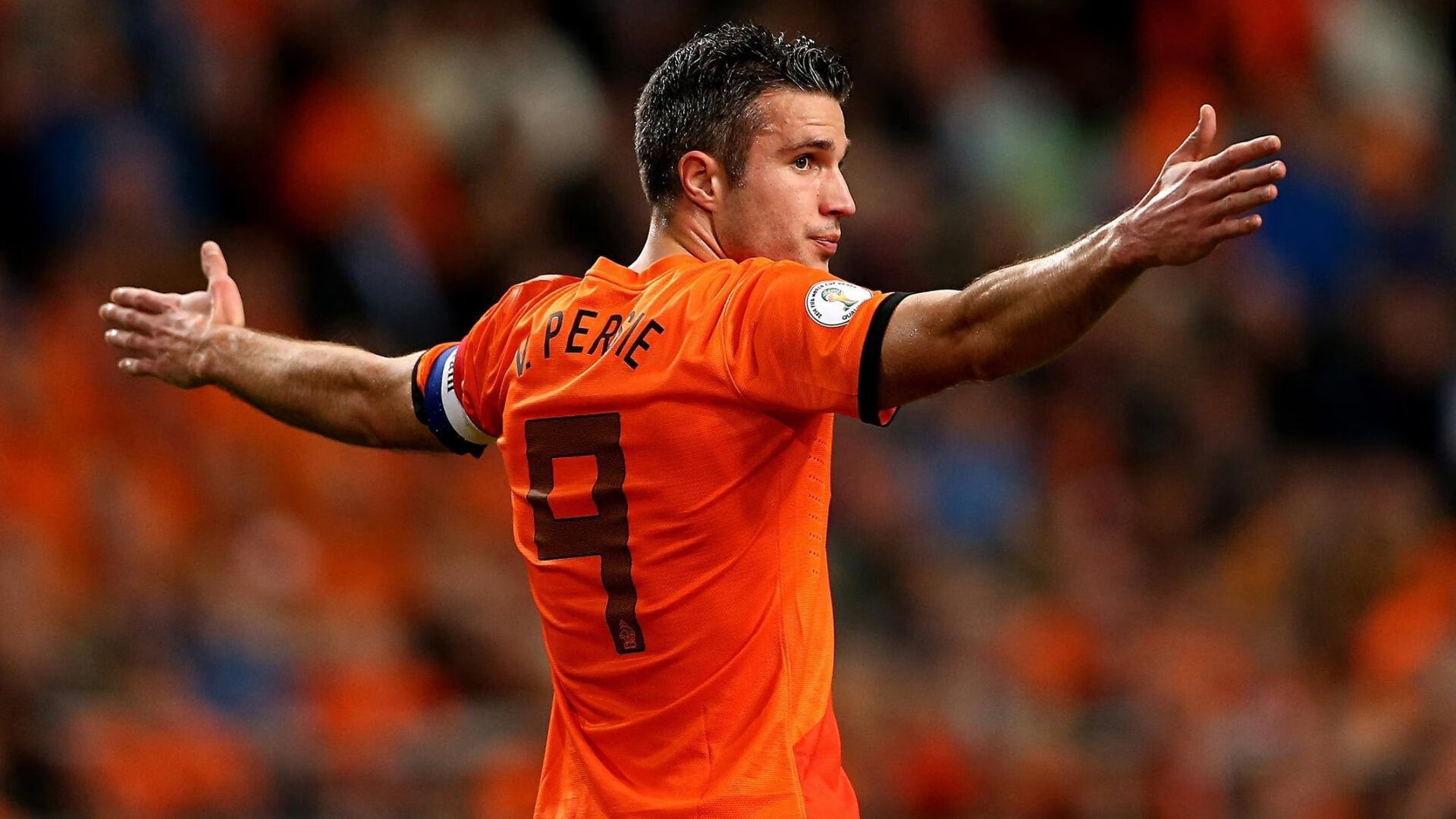 球迷“追星”热情点燃欧洲足球夜空，欧洲球迷疯狂